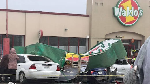 Accidente en Waldo’s de Tijuana: cae espectacular y deja un lesionado