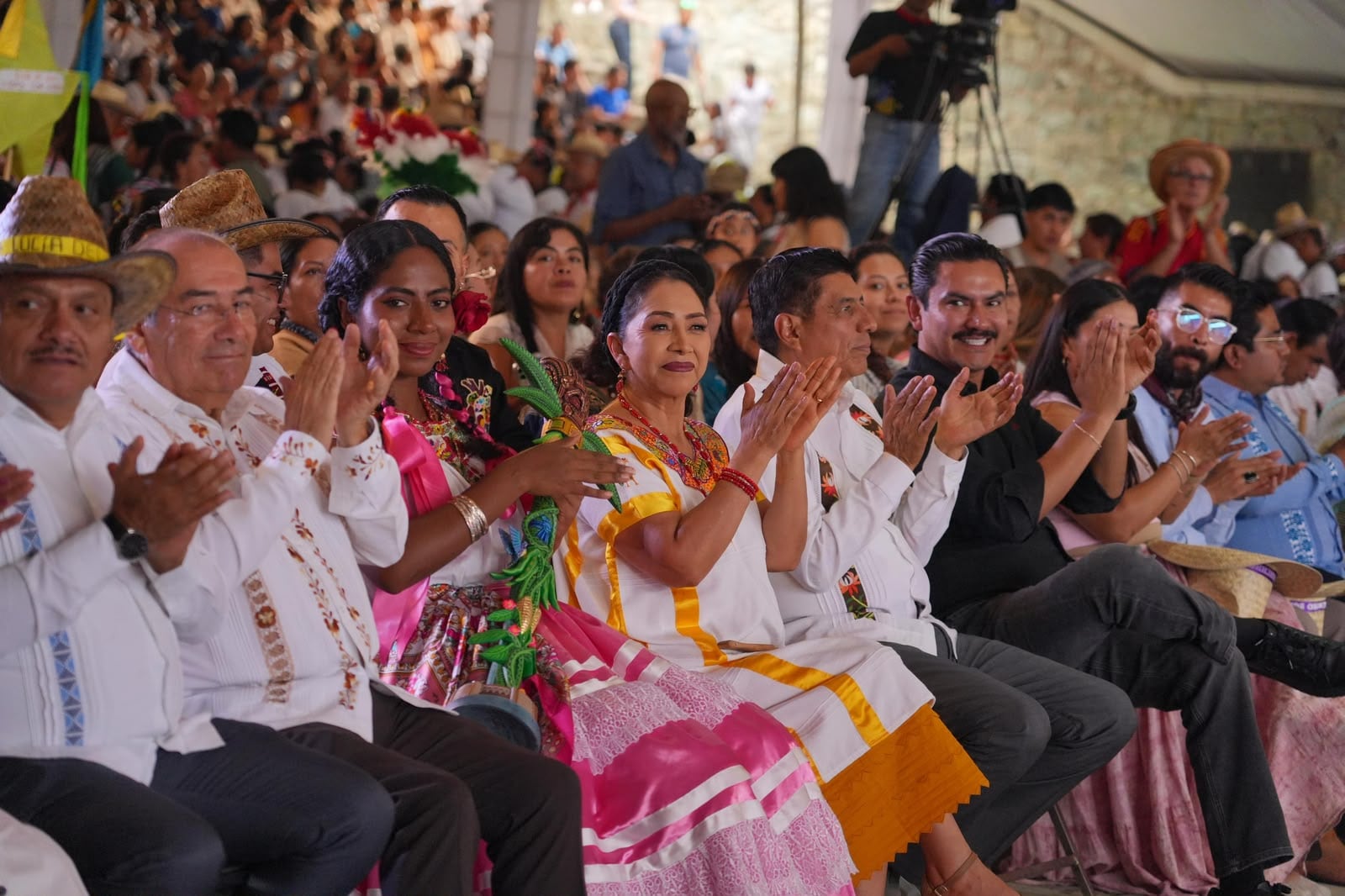 La Guelaguetza de Personas Mayores Toz Nakchho 2026 reunió a 12 delegaciones y mil 500 asistentes en Oaxaca.