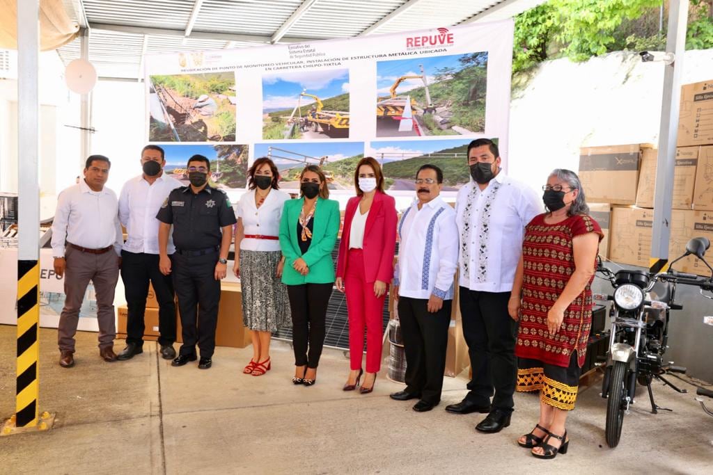 Evelyn Salgado entrega equipo y suministro de materiales