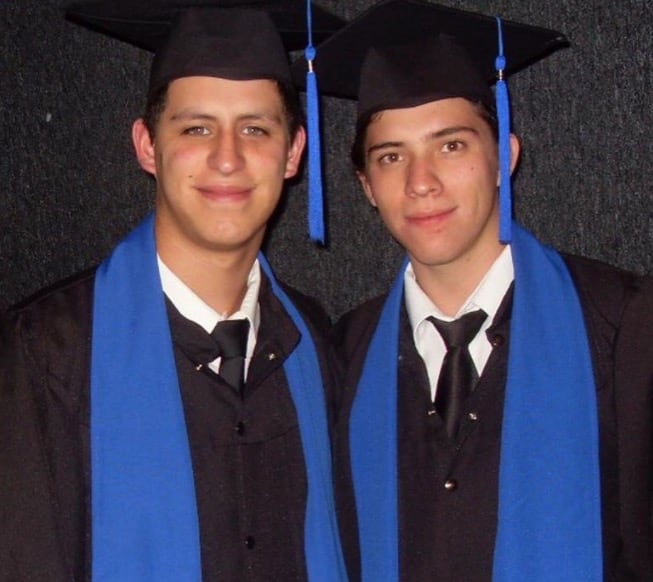 Alfonso y su novio de la prepa.