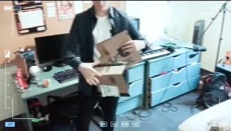 Joven drogado entra a su cuarto y se pone a limpiar