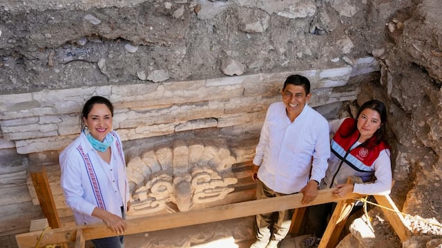 Salomón Jara recorre la Tumba 10 de Huitzo junto a Claudia Curiel.