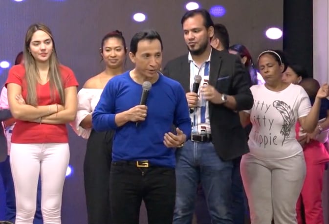 Pastor Esteban Acosta en misa