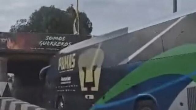 Camión de Pumas se atora