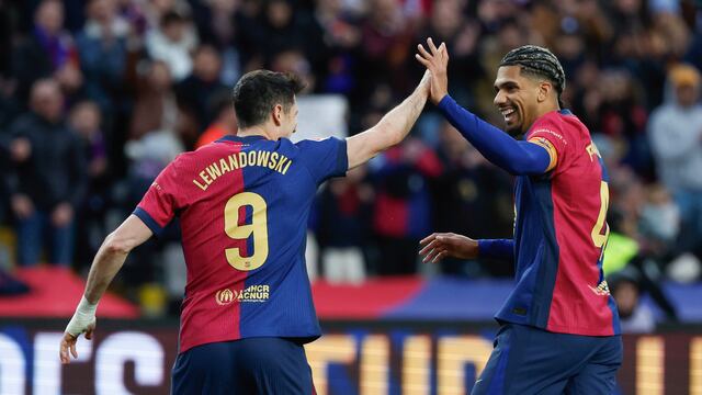 Robert Lewandowski y Ronald Araujo con el FC Barcelona.