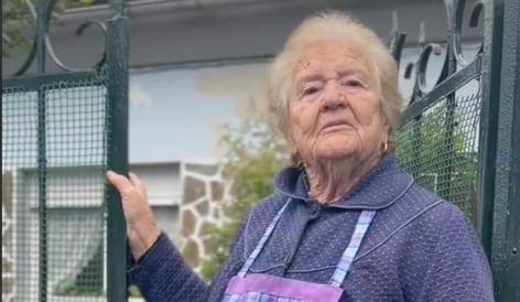 Abuelita lleva flores a la tumba de su esposo