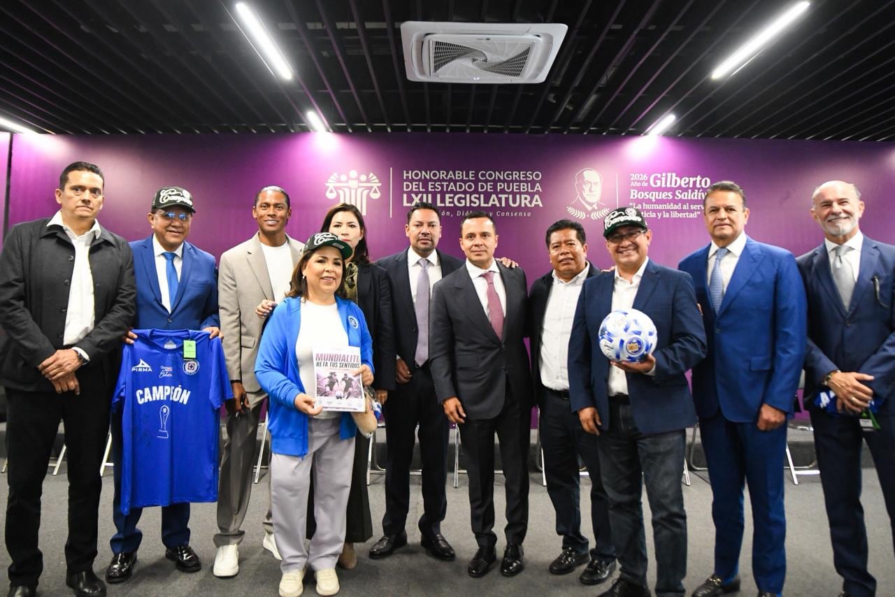 a LXII Legislatura del Honorable Congreso del Estado de Puebla, entregó un reconocimiento a Víctor Velázquez, presidente del Consejo de Administración de Cooperativa La Cruz Azul.