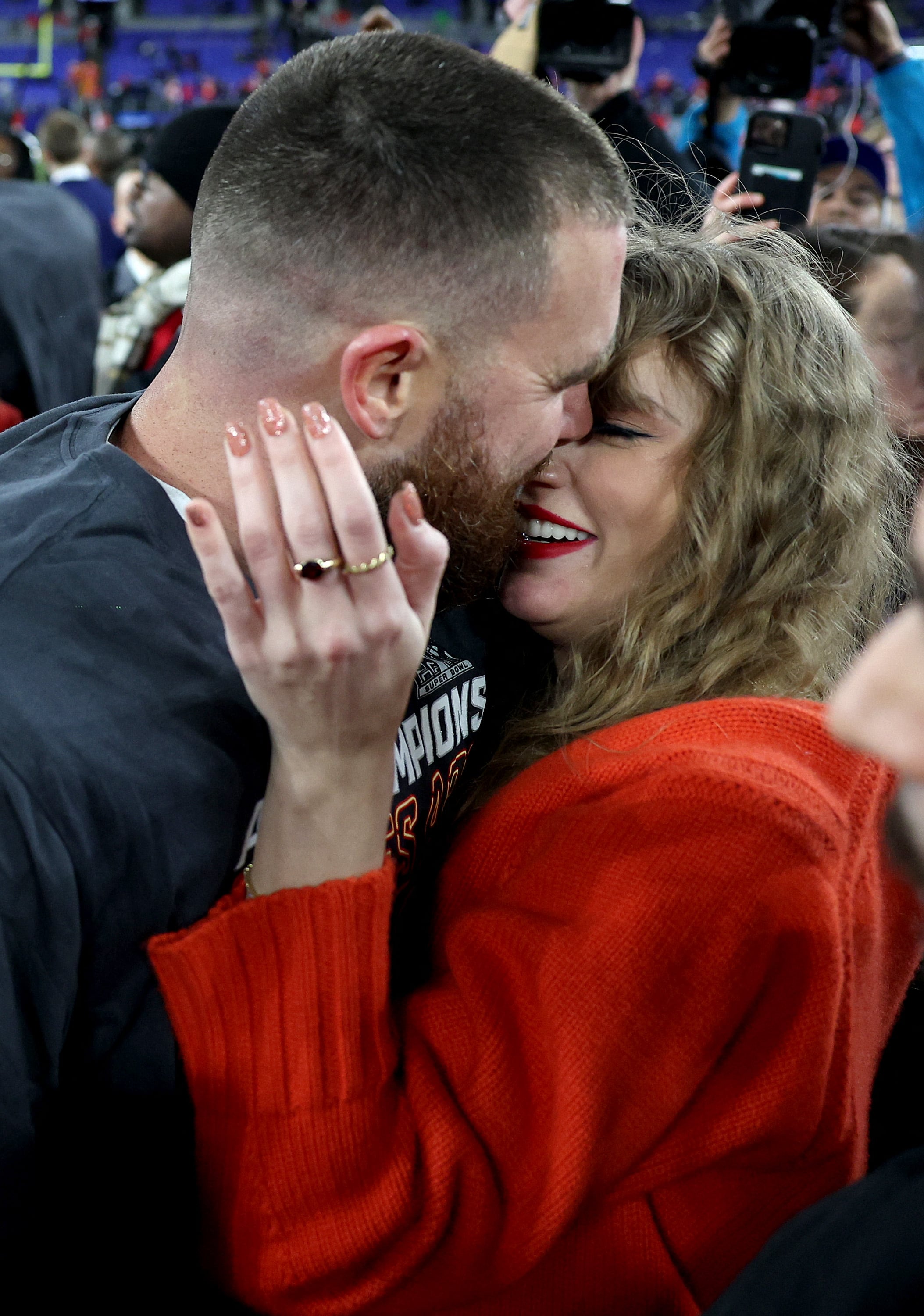 Taylor Swift y Travis Kelce tras finalizar el partido de los Chiefs vs Ravens