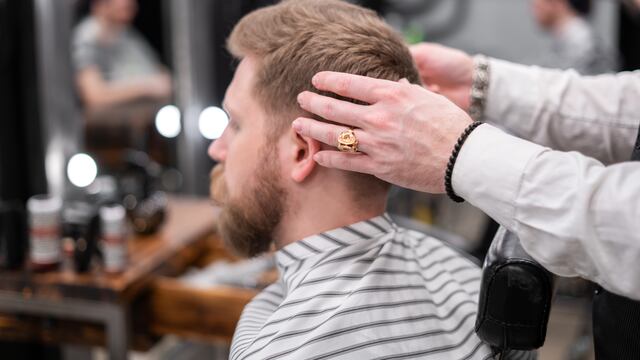 Hombre cortándose el cabello