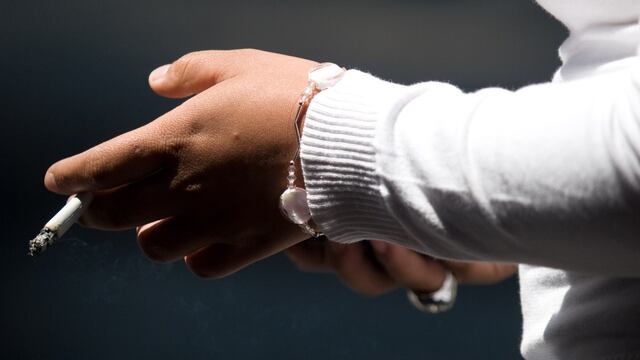 Una mujer fuma un cigarrillo en la capital del país