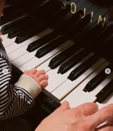 Mar tocando el piano con Siddhartha