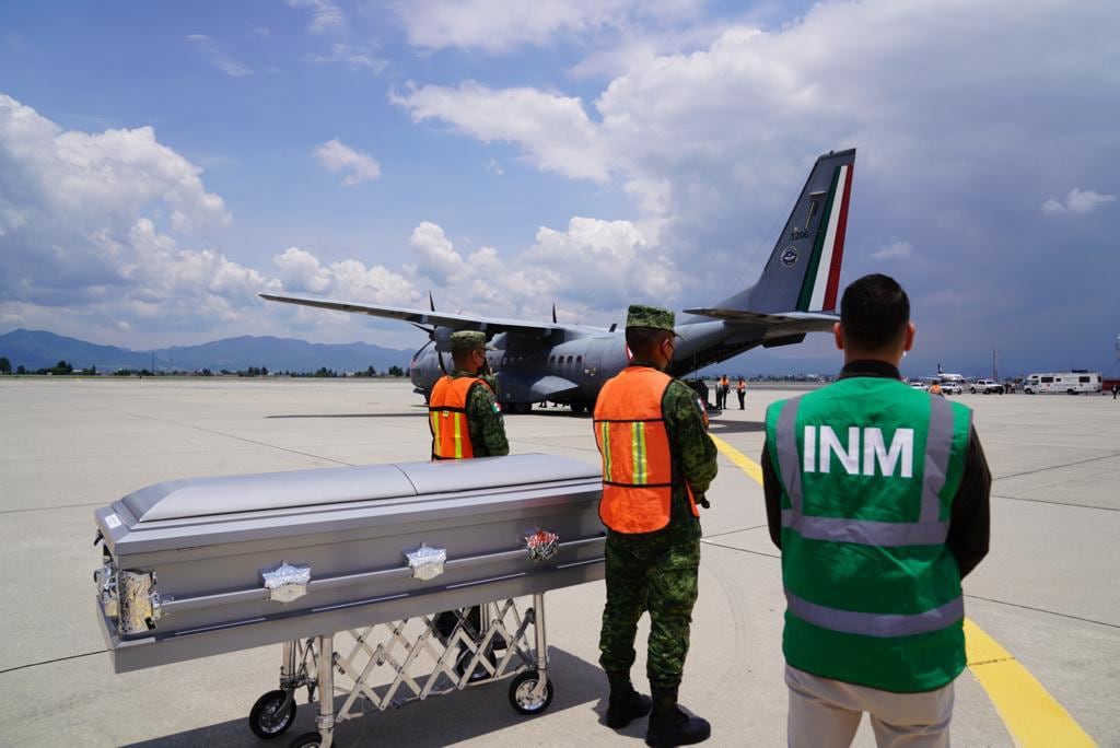 Llegan a México los cuerpos de 7 migrantes mexicanos que murieron en el trailer de San Antonio, Texas