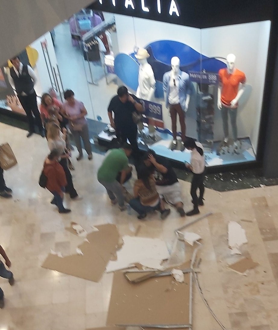 Techo se desprendió en centro comercial, NL