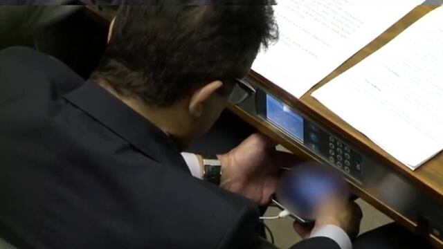 Diputado veía porno en plena sesión del congreso (VIDEO)