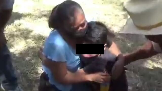 Adolescente agredido con su mamá