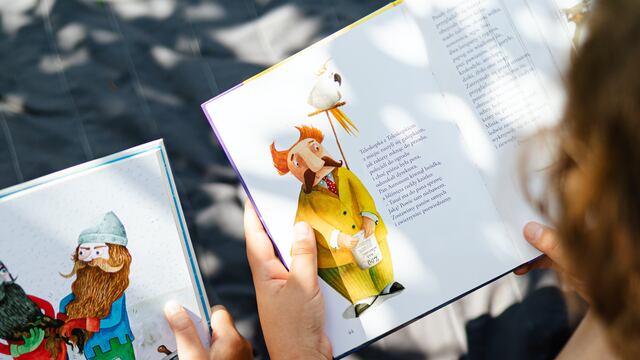 Niño y adulto leyendo