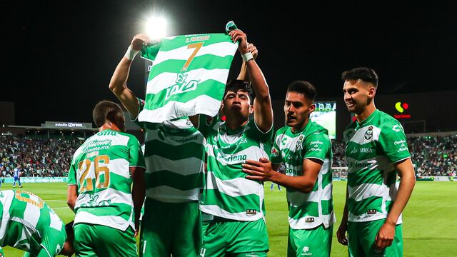 Jugadores de Santos muestran playera de Harold Preciado