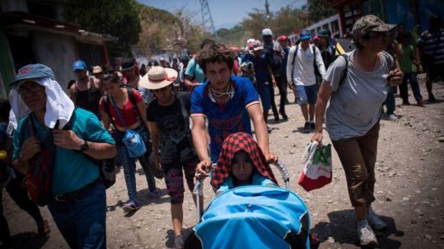 La caravana de migrantes centroamericanos y cubanos avanza a las afueras de la cabecera municipal de Mapastepec, Chiapas.