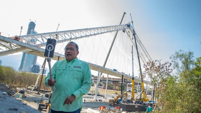 Andrés Mijes llama "Monumento a la Corrupción" a puentes del Río Santa Catarina.