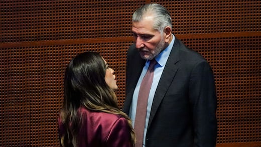 Truena Andrea contra Adán