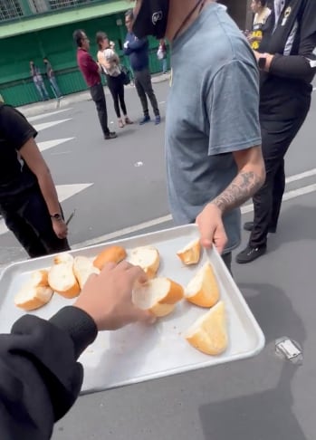 Reparten bolillo en CDMX tras sismo