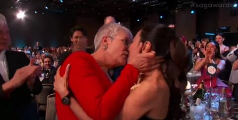 Jamie Lee Curtis besa a Michelle Yeoh