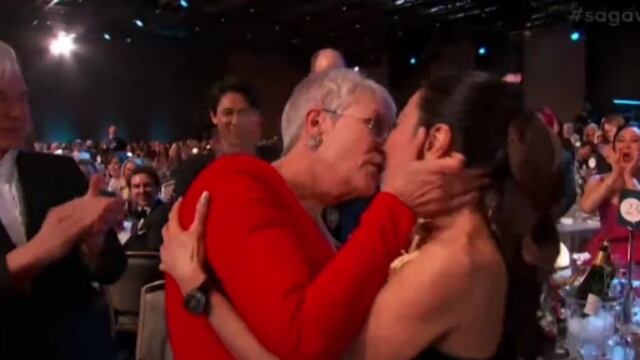 Jamie Lee Curtis besa a Michelle Yeoh