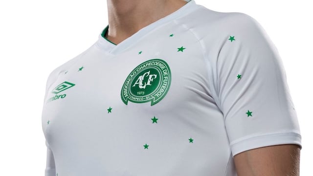 Además, la nueva camiseta luce la leyenda: "Todos Somos Chape"