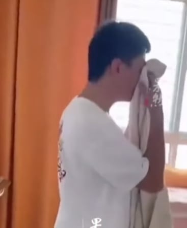 Padre llora al enterarse que su hijo reprobó examen de matemáticas