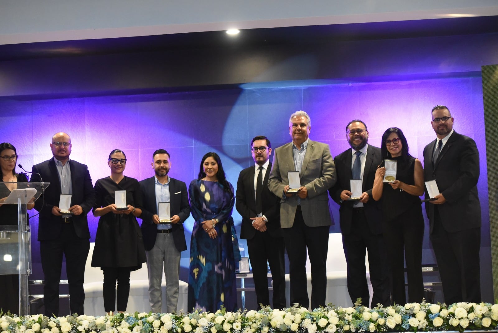 Karla Fiesco entrega galardones empresarios de Izcalli