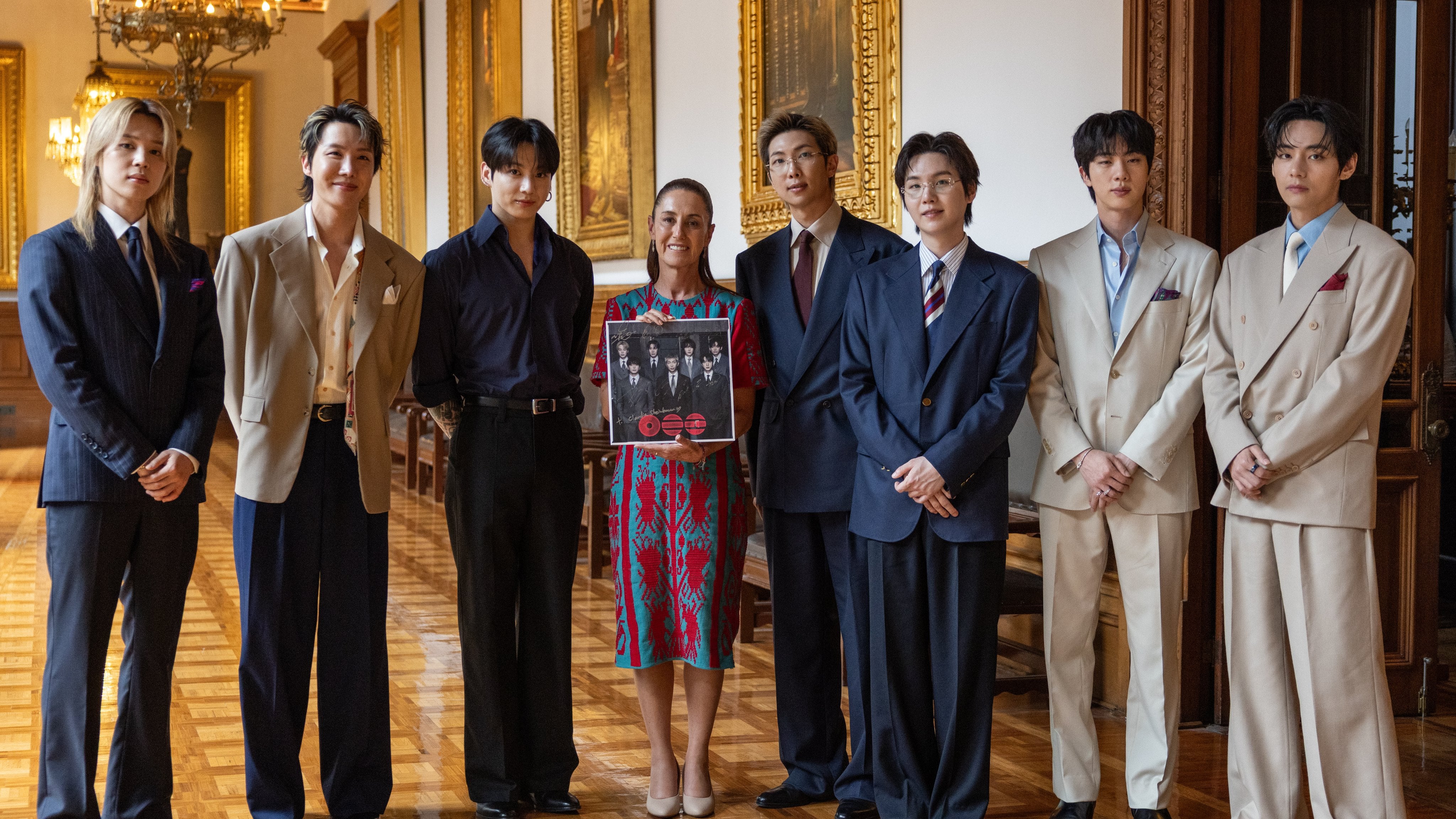 Sheinbaum recibe a BTS en Palacio Nacional; ARMYs se concentran en el Zócalo
