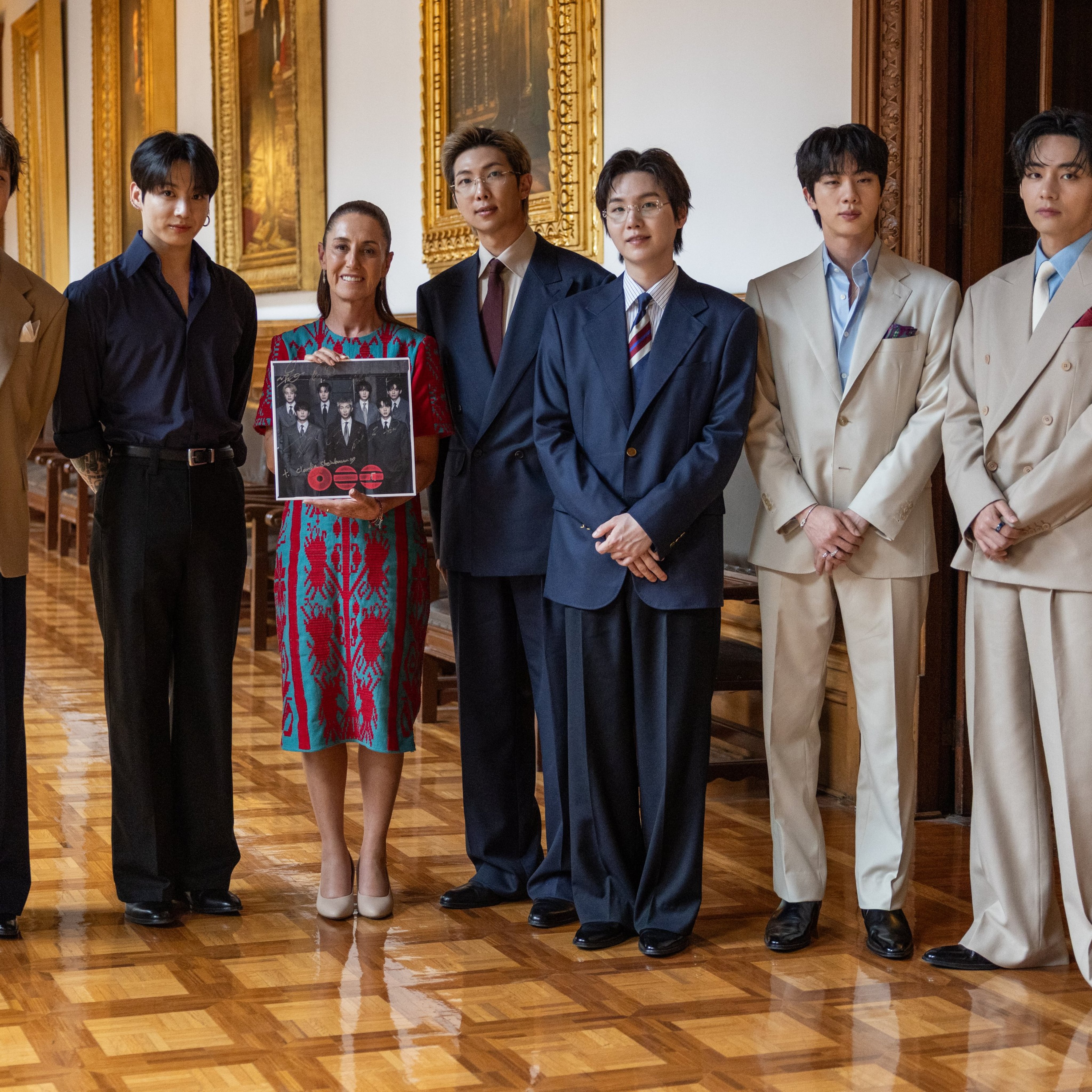 Sheinbaum recibe a BTS en Palacio Nacional; ARMYs se concentran en el Zócalo