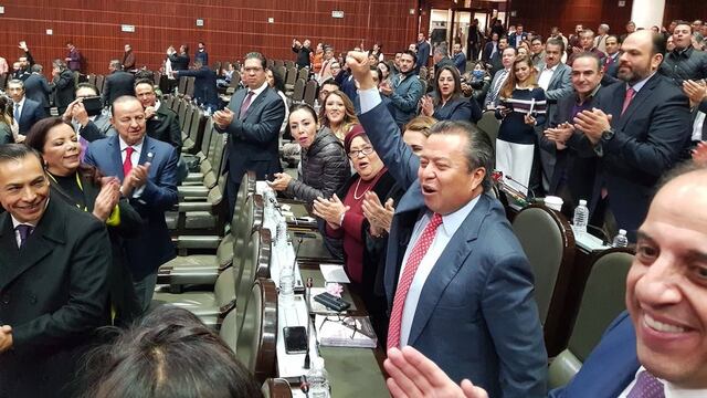 Diputados del PRI celebrando el periodo legislativo.