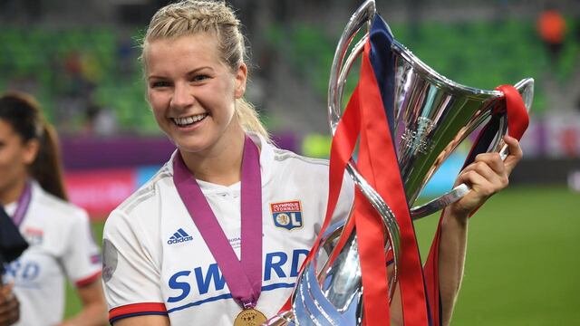 Ada Hegerberg con el trofeo de la Champions League