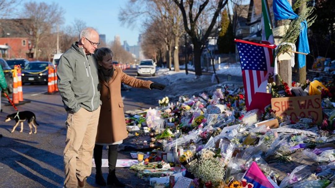 Tim Walz acude al lugar donde murió Renee Good tras ser baleada por un agente de ICE