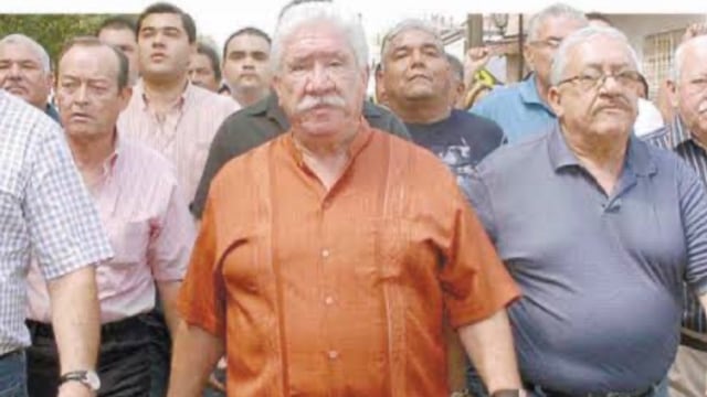 Rafael Reyes Montemayor, al centro. A la derecha, Horacio Reyes Santos.