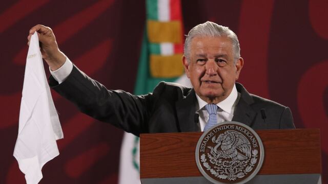 AMLO y su pañuelo blanco contra la corrupción