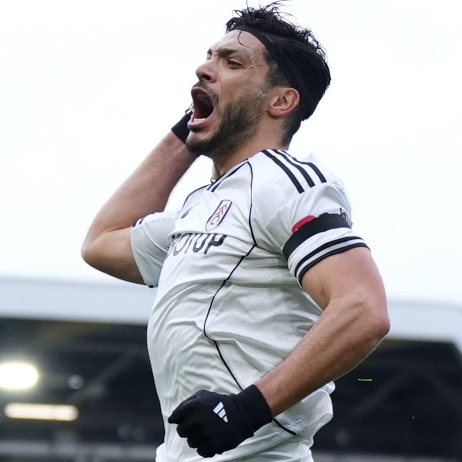 Raúl Jiménez apunta a salir libre: no renovaría con Fulham