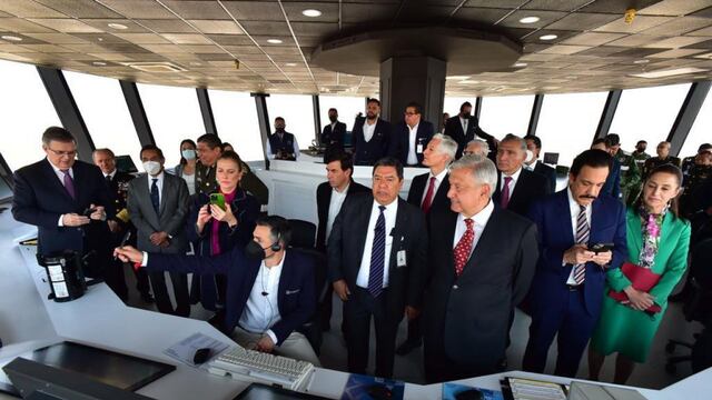 El presidente AMLO en la Torre de Control del AIFA