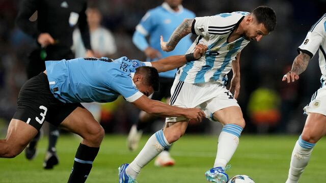 Sebastián Cáceres y Lionel Messi.