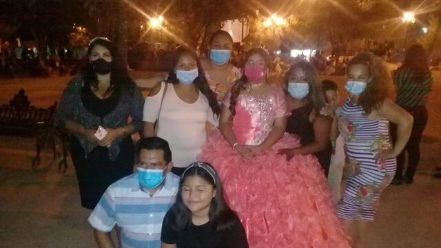 Quinceañera comparte comida de su fiesta con migrantes