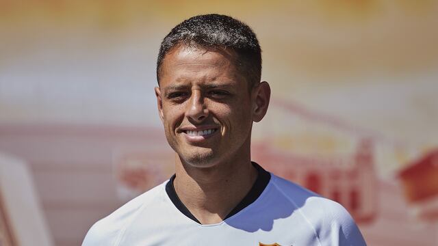CH14 posando con la camiseta del Sevilla