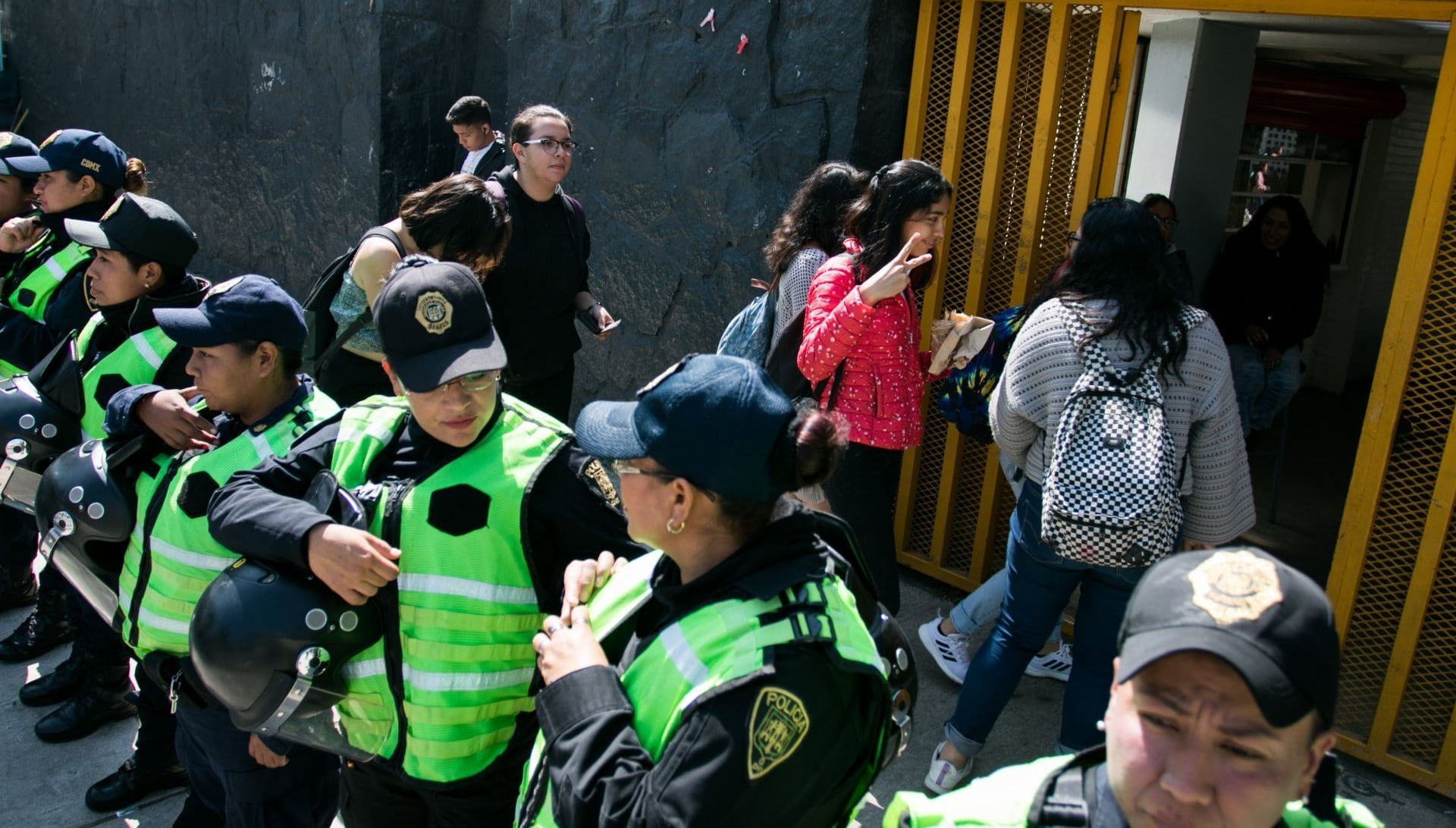 Mujeres policía realizan cerco de vigilancia en Prepa 5 de la UNAM
