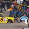 Piloto de NASCAR atropella a su mecánico mientras entraba a los pits