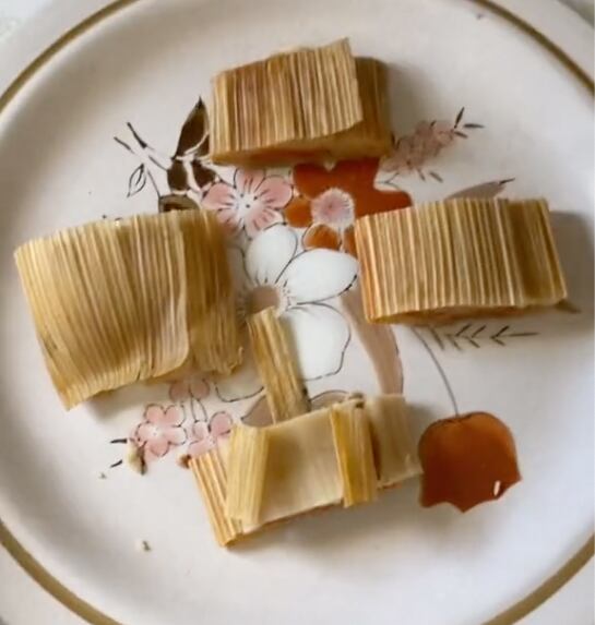 Come un tamal por primera vez pero no le quita la hoja