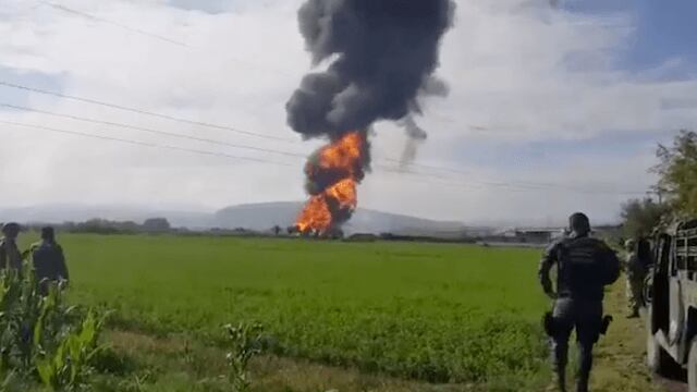 La explosión dejó una gran columna de humo.