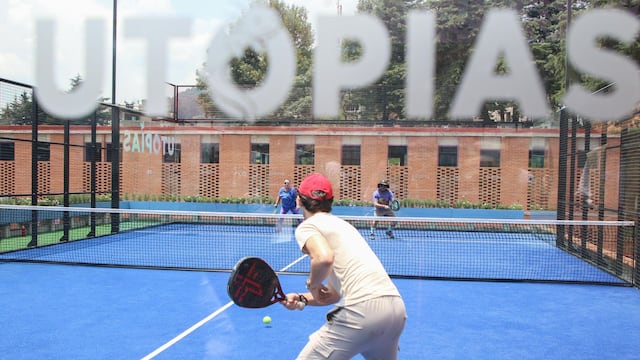 Usuarios participan en un juego de tenis en la cancha de este deporte durante la inauguración de la Utopía Cen Tlalli, en la alcaldía La Magdalena Contreras