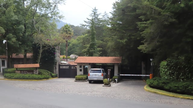 Entrada principal del conjunto residencial Rancho San Francisco en la delegación Álvaro Obregón donde se ubica el domicilio del cantante español Miguel Bosé en México