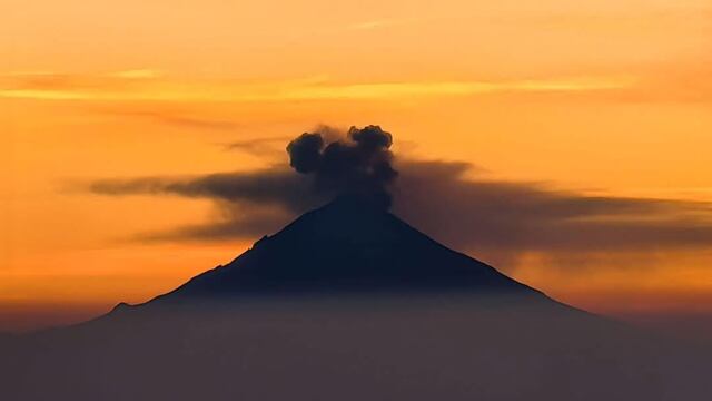 Volcán Popocatépetl nos deja una bonita postal al atardecer hoy 3 de enero
