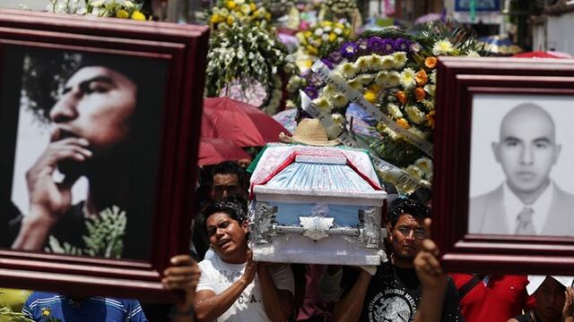 Familiares y amigos realizaron un recorrido cargando el féretro en 2014.